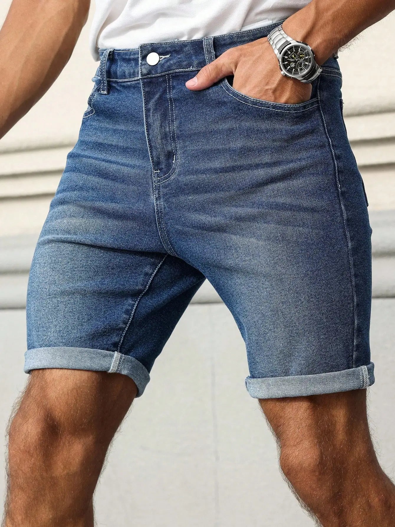 Men's Slim-Fit Blue Denim Shorts with Cuffed Hem, Blending Casual and Trendy Styles into a Versatile and Fashionable Piece