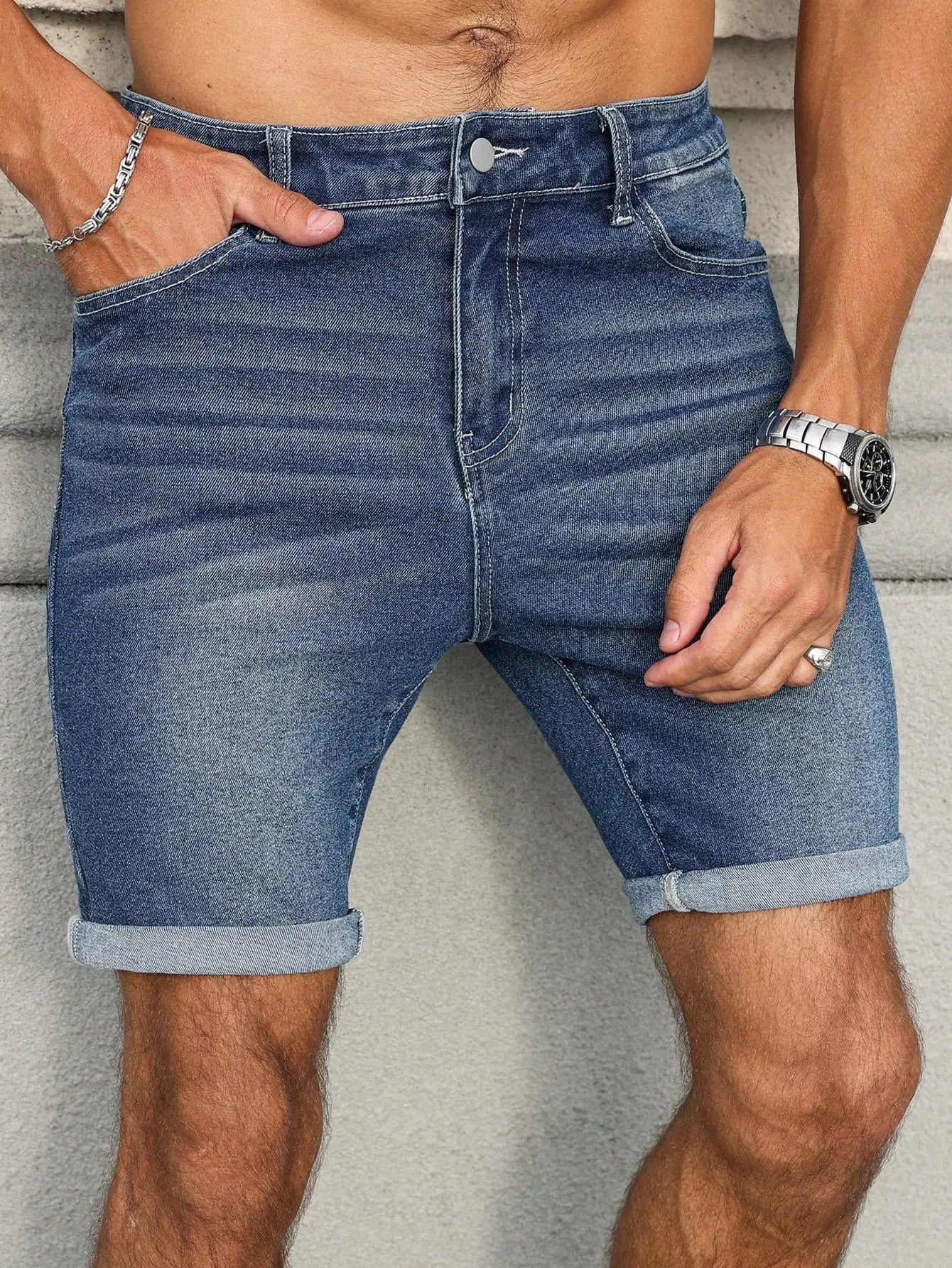 Men's Slim-Fit Blue Denim Shorts with Cuffed Hem, Blending Casual and Trendy Styles into a Versatile and Fashionable Piece